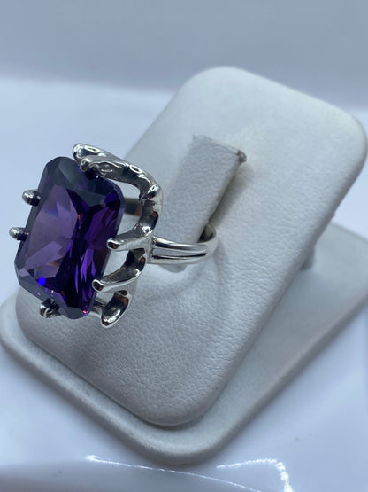 Vista lateral del anillo solitario morado en plata .925 sobre dedo