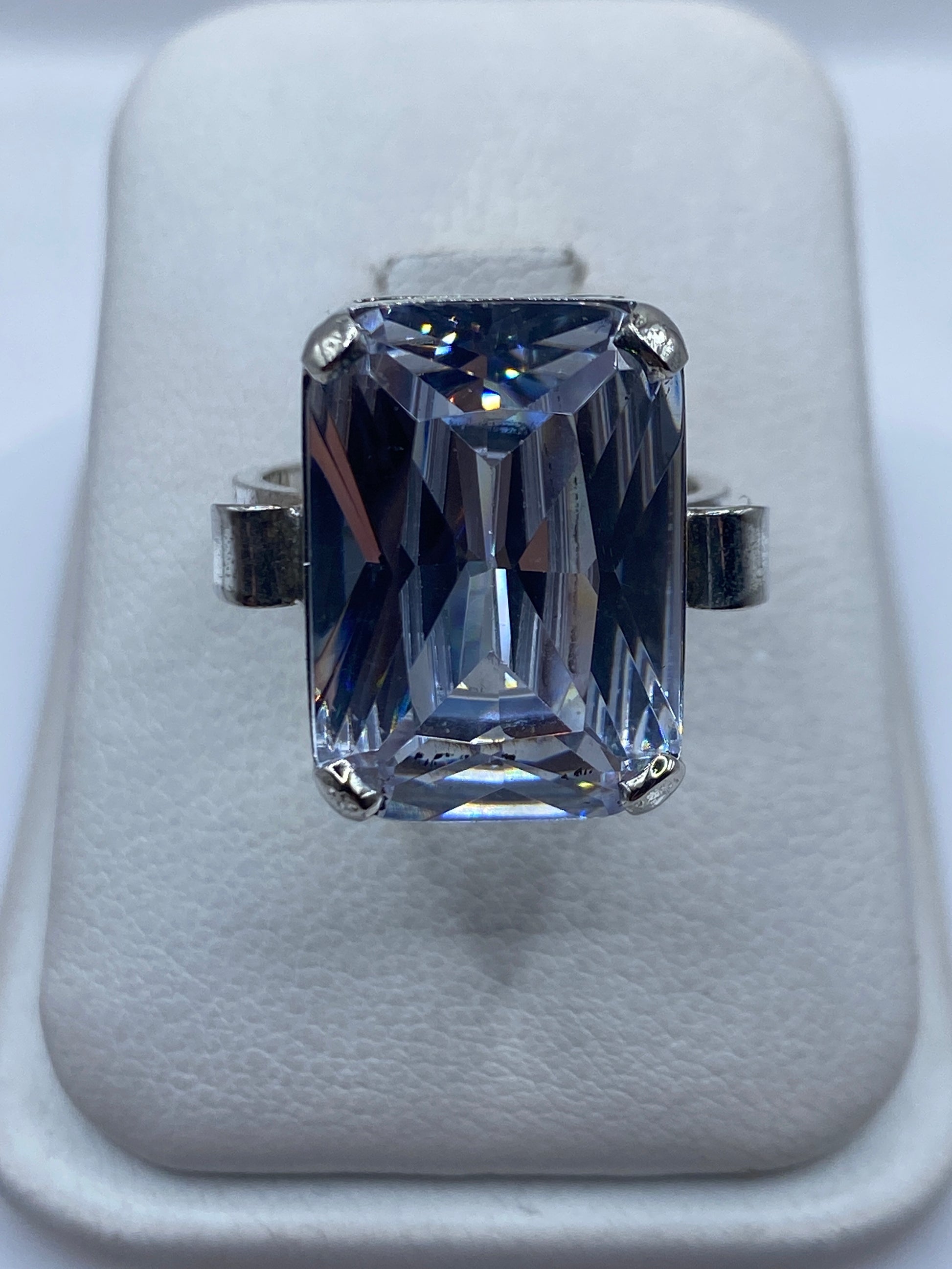 Anillo solitario de plata .925 con circonia cristalina brillante en estuche blanco