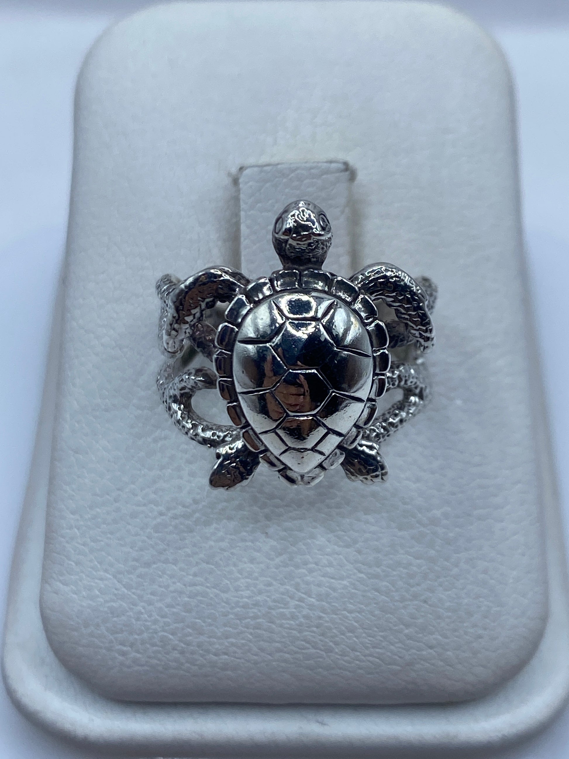 Anillo de plata .950 con tortuga texturizada artesanal sobre cojín blanco