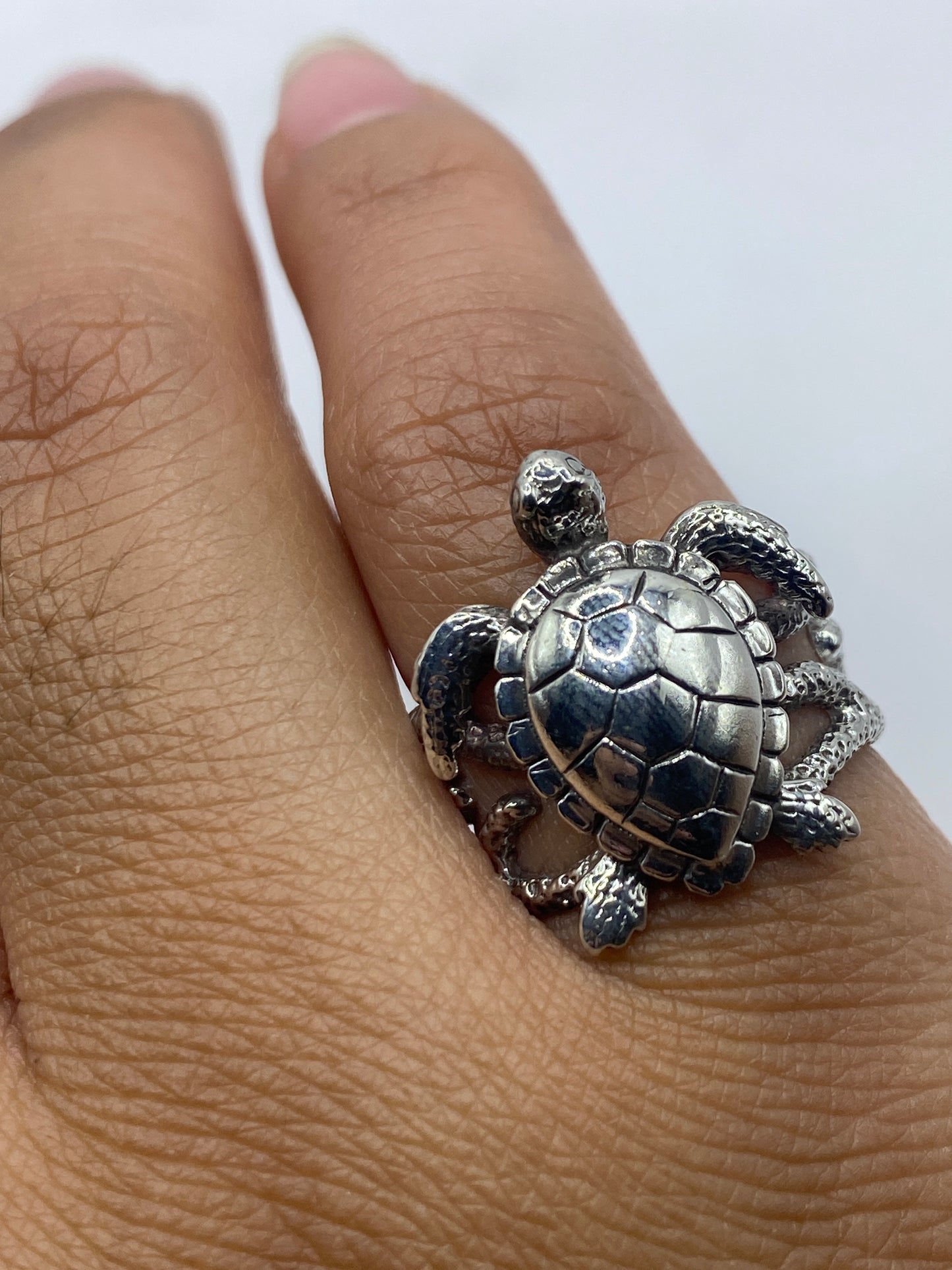 Anillo tortuga .950 MEXICO en la mano, mostrando presencia y peso