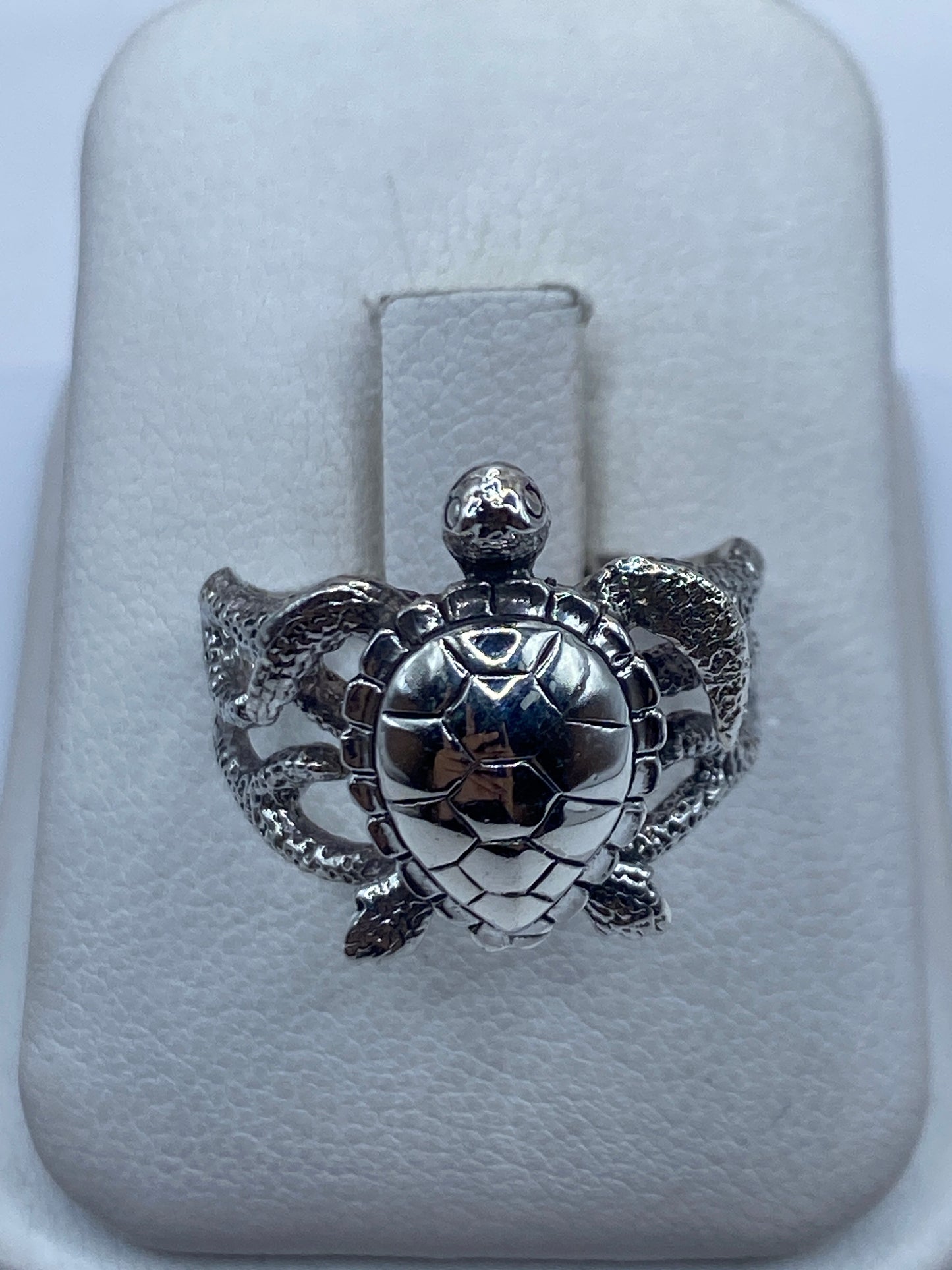 Anillo tortuga de plata .950 con caparazón grabado prehispánico, vista frontal