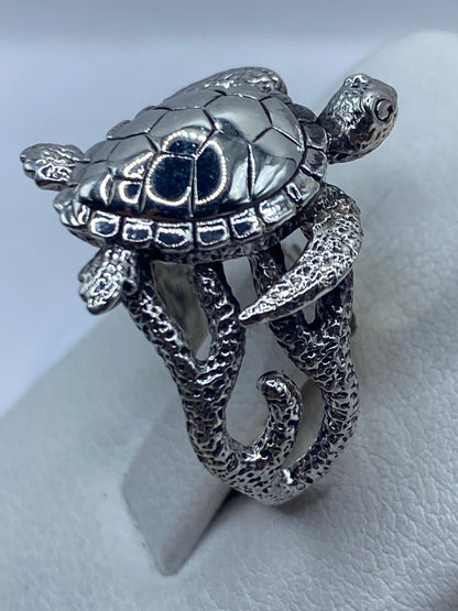 Anillo tortuga de Taxco en la mano, con incrustación de piedra semipreciosa en la cabeza