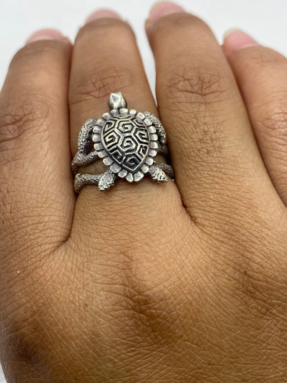 Anillo tortuga sobre fondo gris mostrando el peso 4.9 g y sello 950 auténtico
