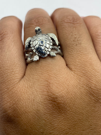 Anillo tortuga de plata pura .950 sobre fondo blanco, vista superior del caparazón