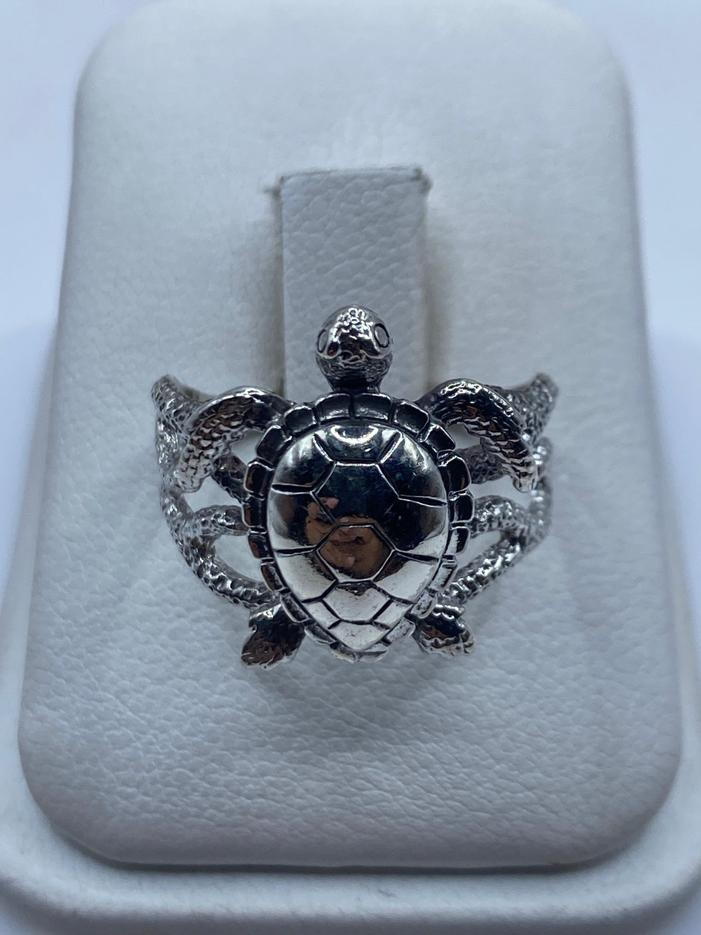 Anillo tortuga de plata .950 con caparazón tallado sobre pulsador blanco