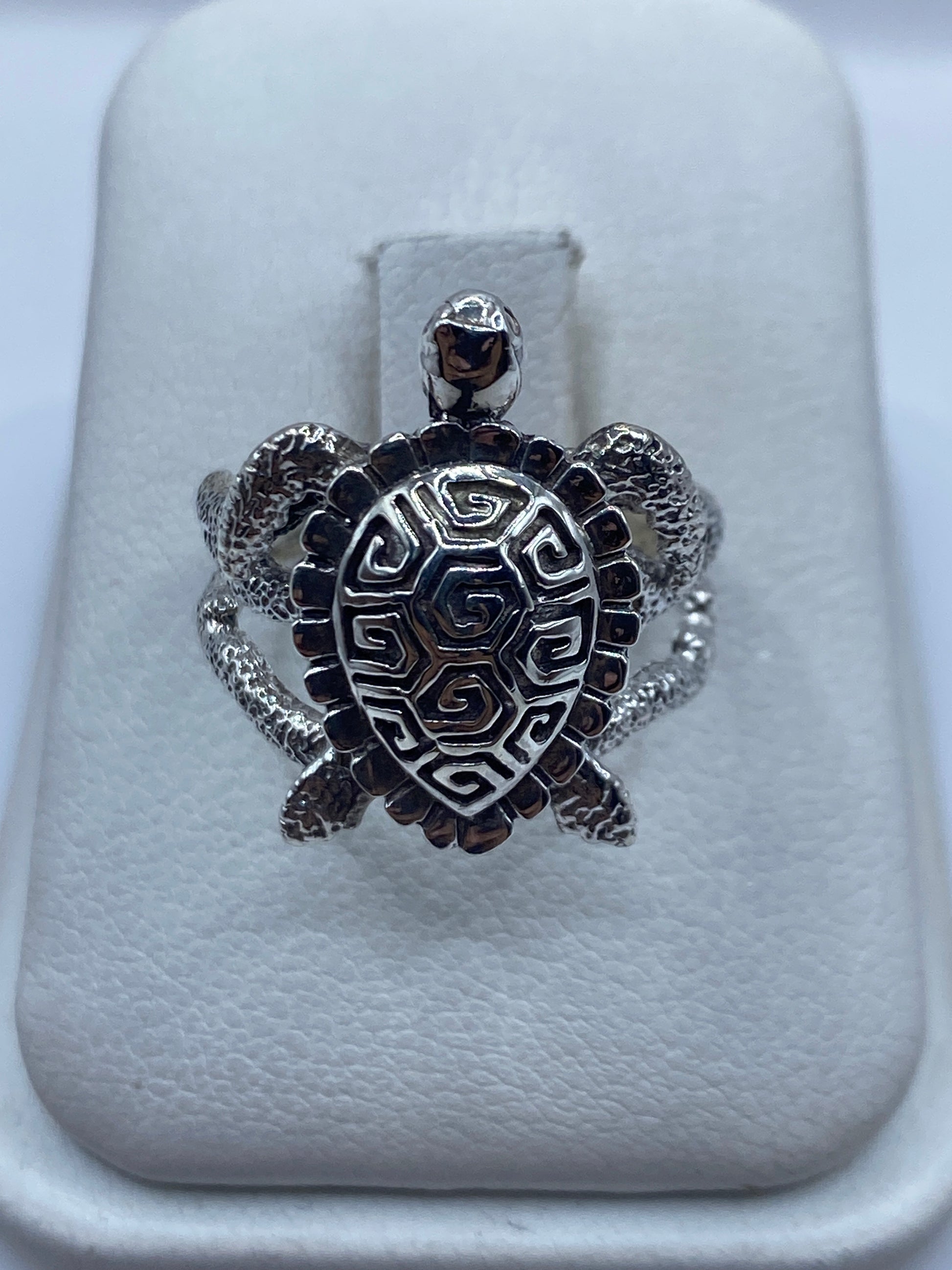 Anillo de plata .950 con tortuga prehispánica labrada, vista frontal en estuche