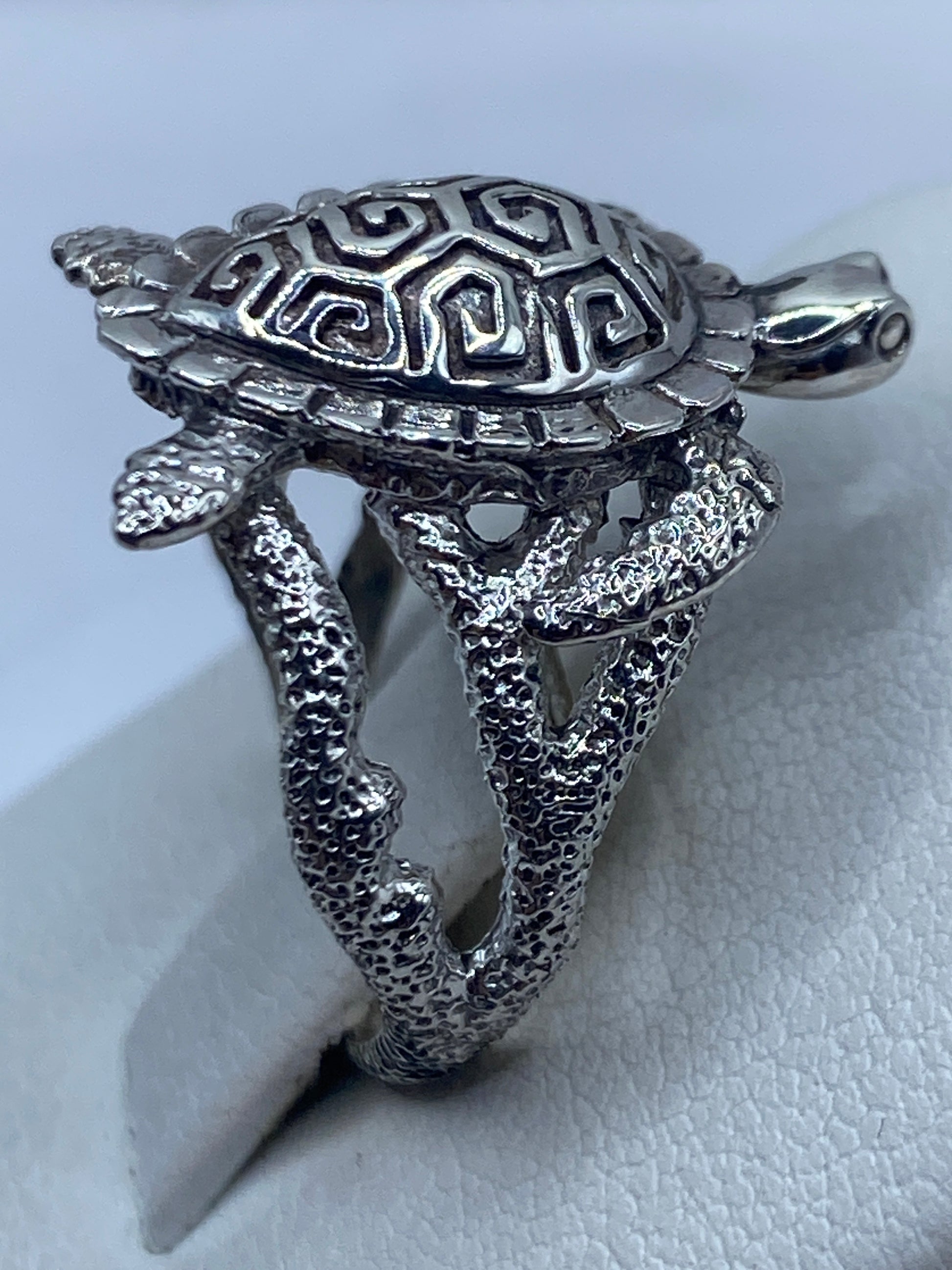 Anillo en dedo femenino, tortuga sagrada con realismo y acabado brillante