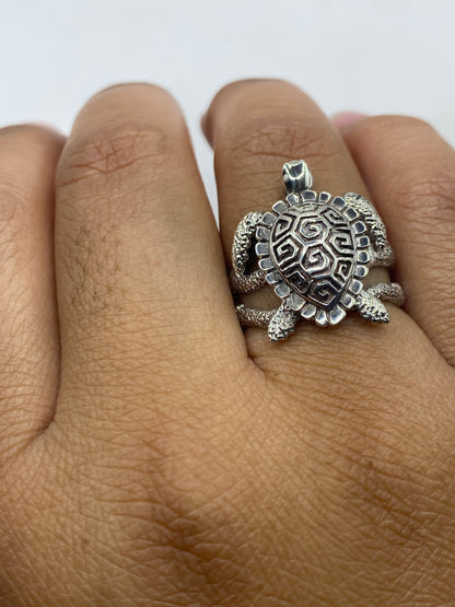 Anillo sobre balanza mostrando peso 4.9 g, tortuga de perfil en plata .950 pura