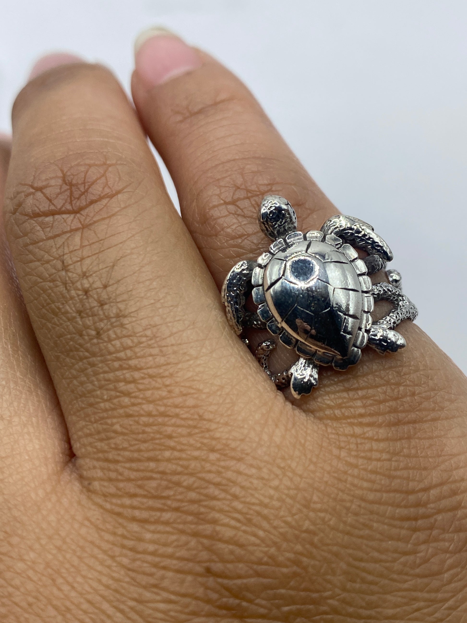 Anillo sobre balanza mostrando 4.4 gramos y el sello .950 MEXICO