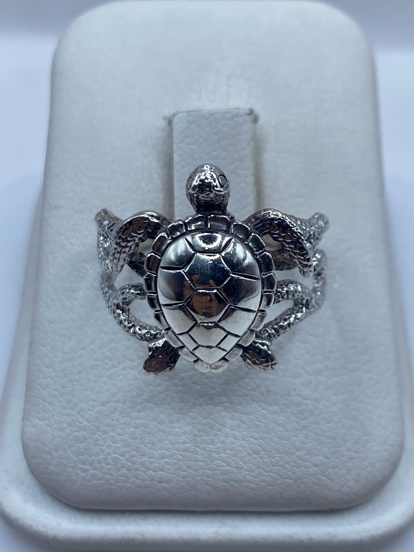 Anillo de plata con relieve de tortuga marina, frente texturizado
