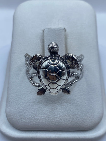 Anillo de plata con relieve de tortuga marina, frente texturizado