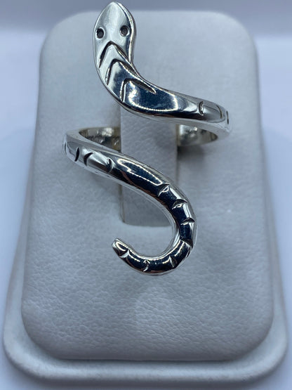Anillo serpiente envolvente en plata .925, ajustable, mostrando la cabeza tallada con detalles étnicos