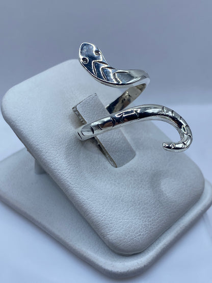 Anillo serpiente en el dedo, abrazando naturalmente con diseño prehispánico