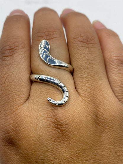 Anillo serpiente sobre fondo gris mostrando peso de 6.9 g y ajustabilidad
