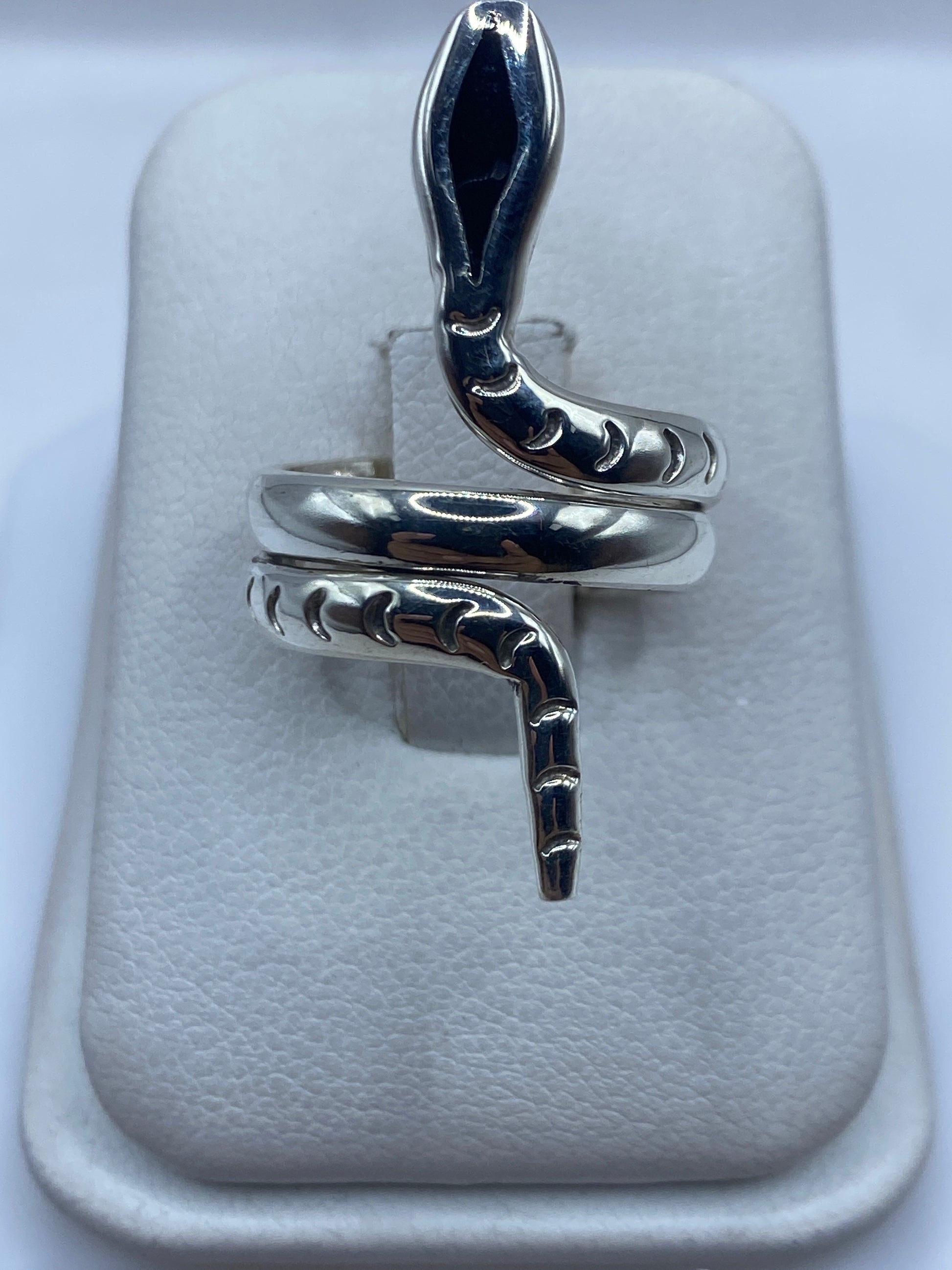 Anillo serpiente de plata .925 con ónix negro en forma de cobra estilizada