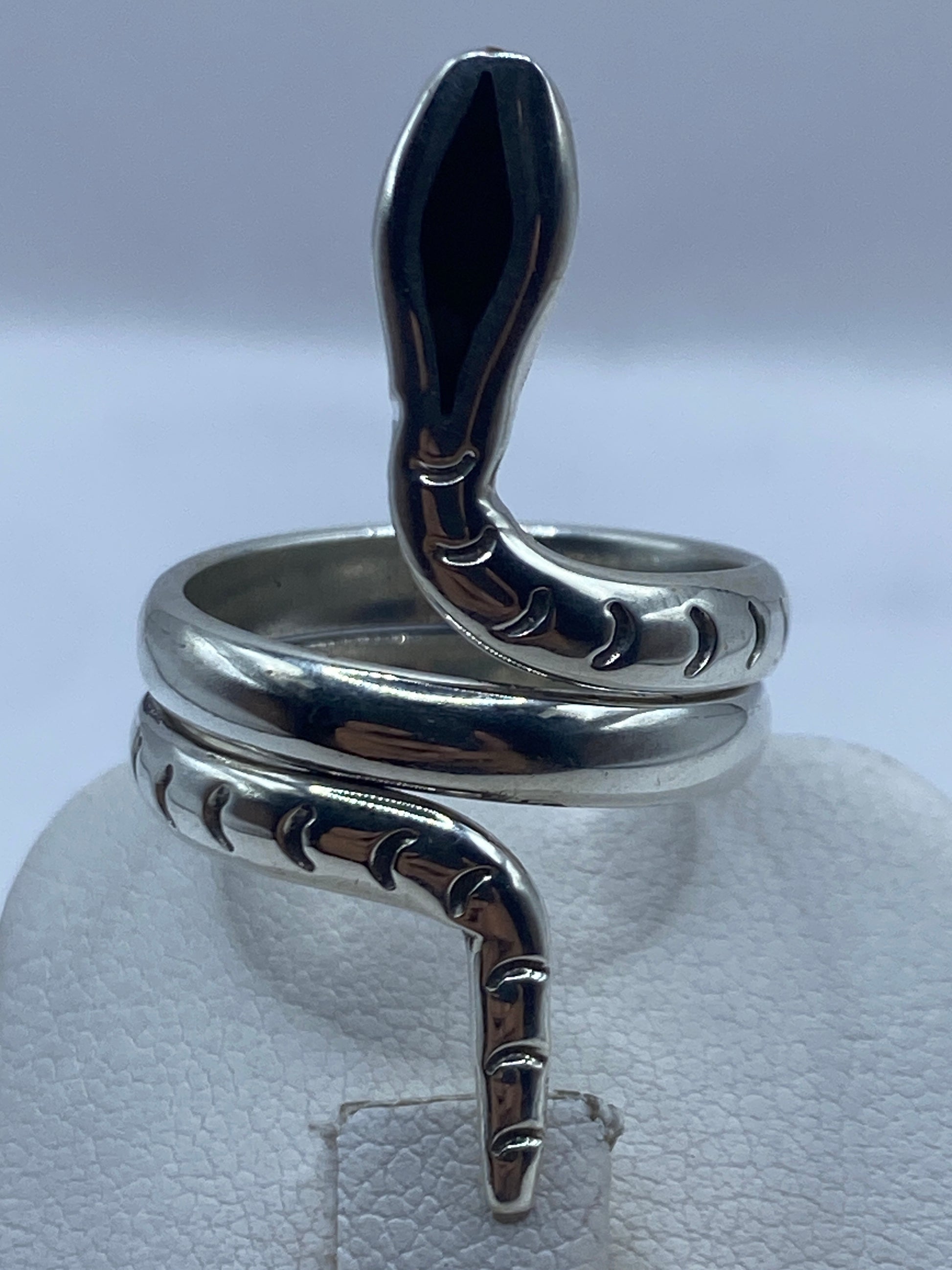 Detalle del ónix negro pulido brillante en el cuerpo de la serpiente