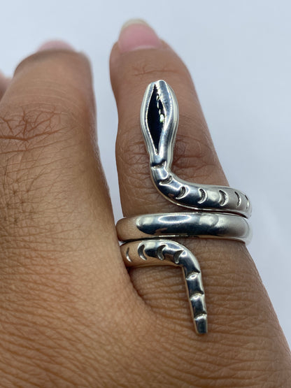 Anillo serpiente puesto en dedo mostrando el sello .925 y la presencia escultórica