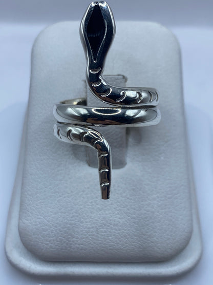 Anillo serpiente de plata con ónix negro engastado, visto de frente