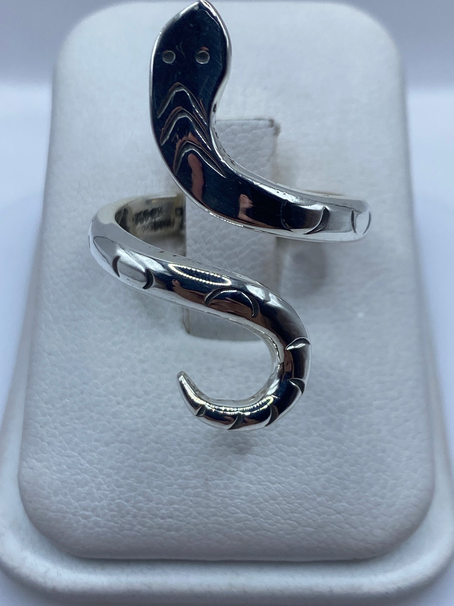 Anillo serpiente ajustable de plata .925 en la mano mostrando el diseño envolvente