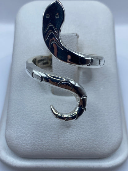 Anillo serpiente ajustable de plata .925 en la mano mostrando el diseño envolvente