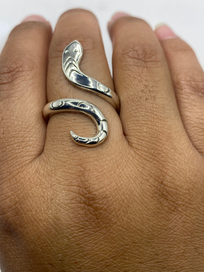 Anillo sobre fondo gris mostrando el sello 925 MEXICO en la banda