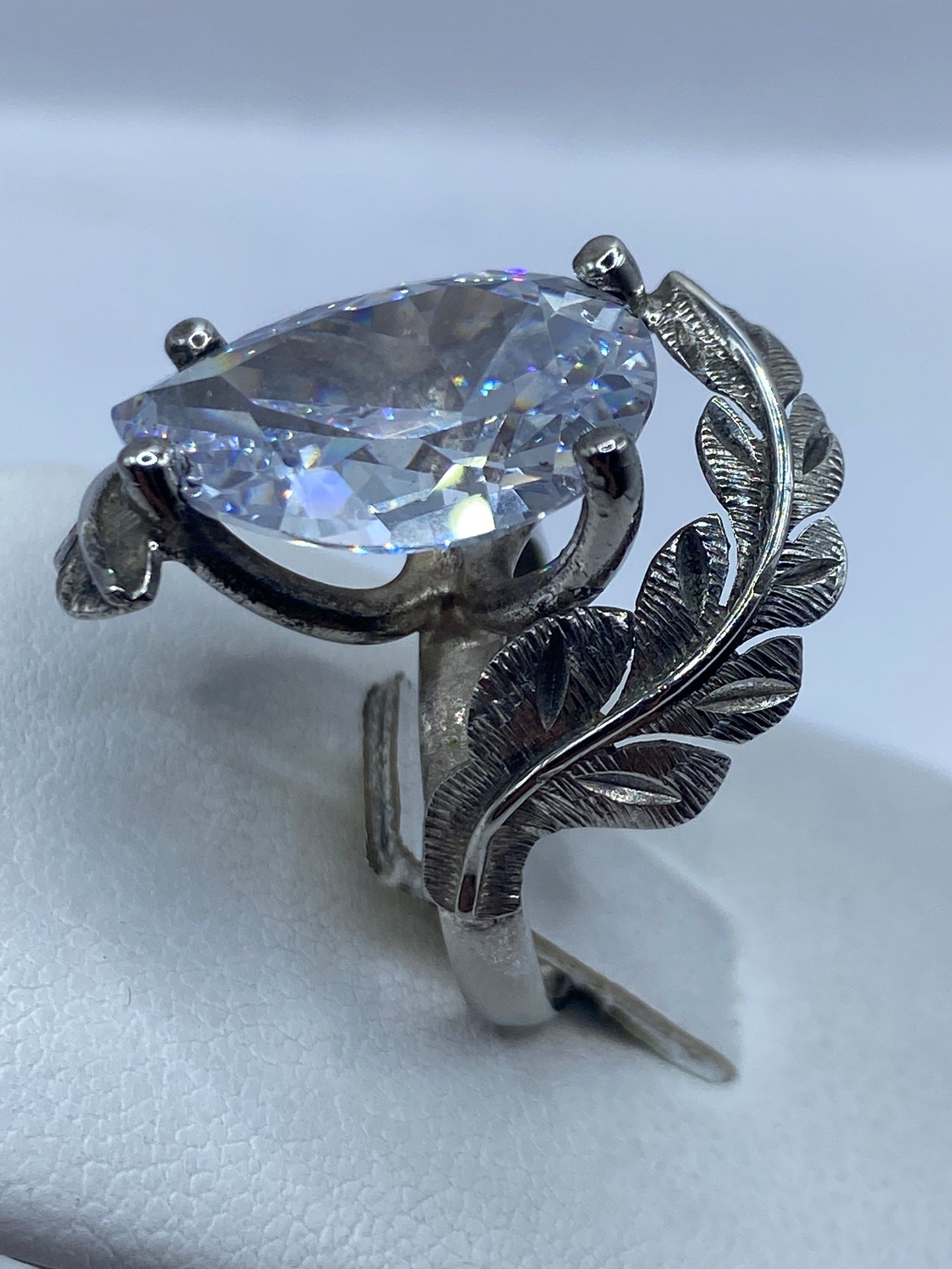 Anillo solitario con circonia blanca en la mano de una mujer, mostrando el brillo diamantado