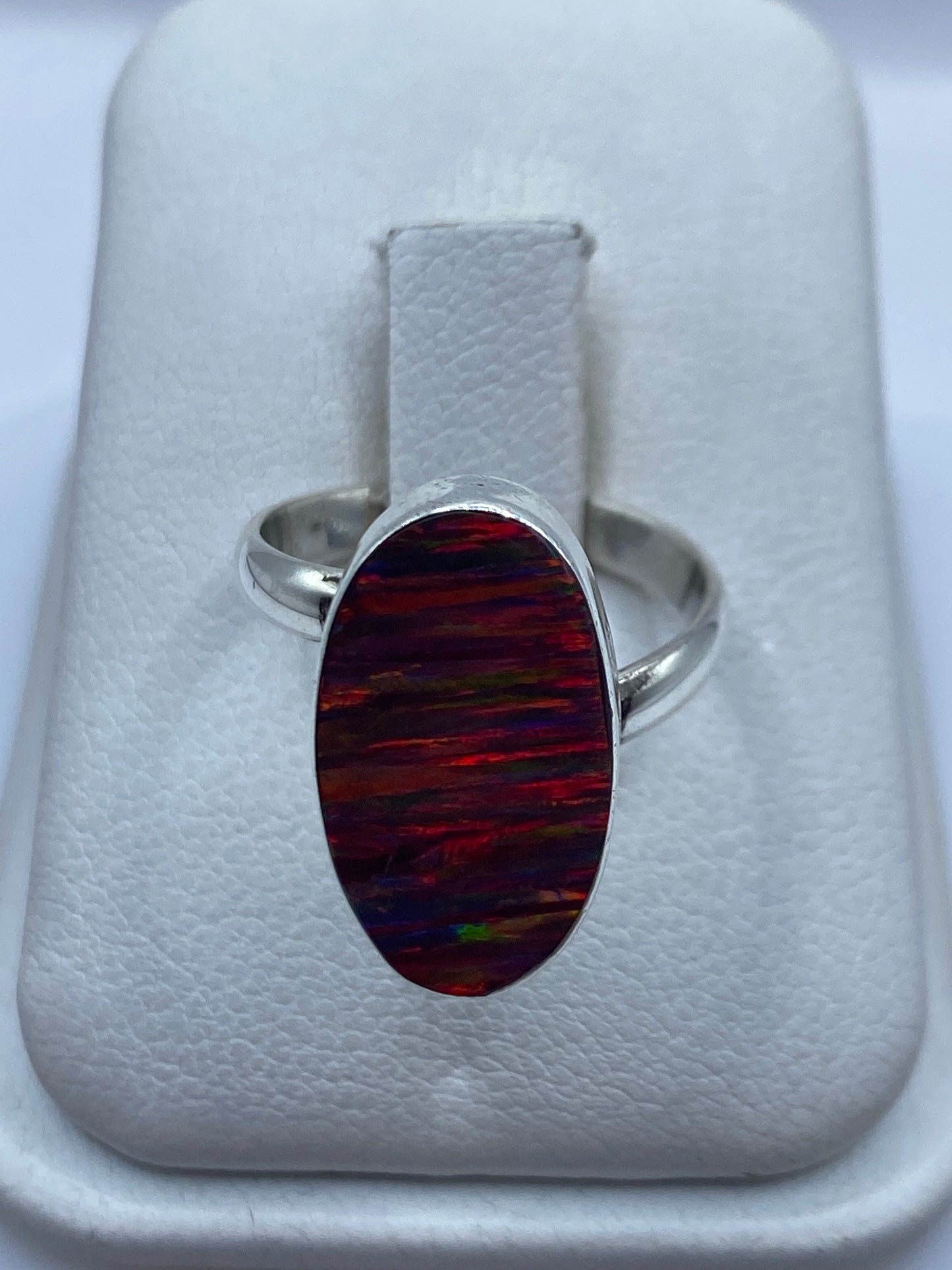 Anillo ajustable de plata .950 con ópalo de fuego multicolor en estuche blanco