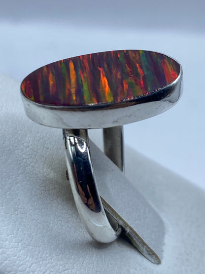 Anillo ajustable en la mano mostrando el brillo natural del ópalo