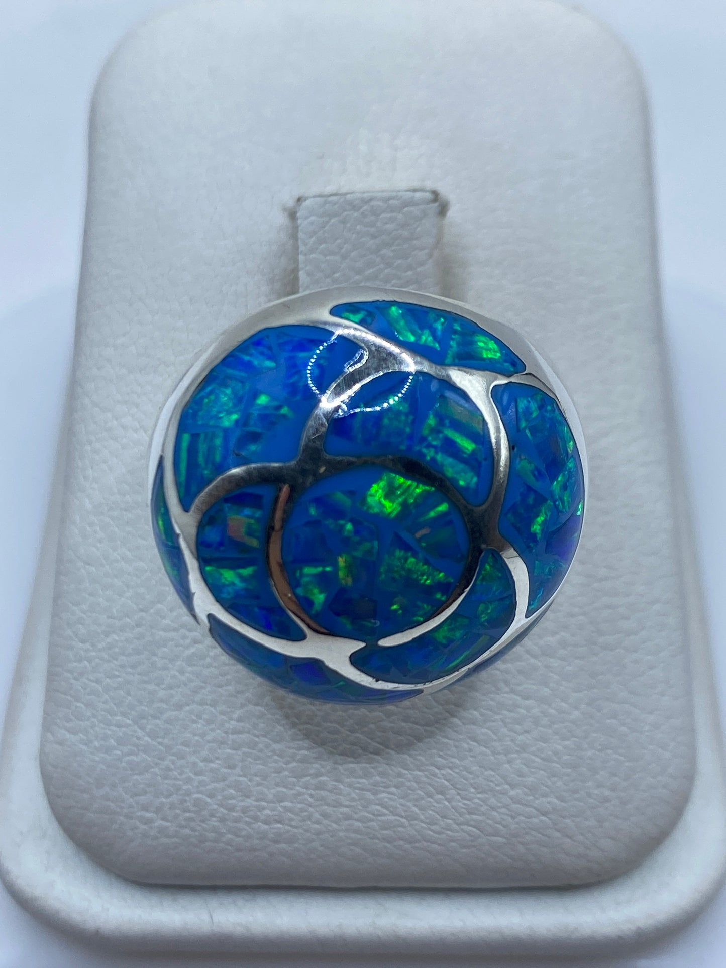 Anillo de plata con ópalo de fuego azul y verde en estuche blanco