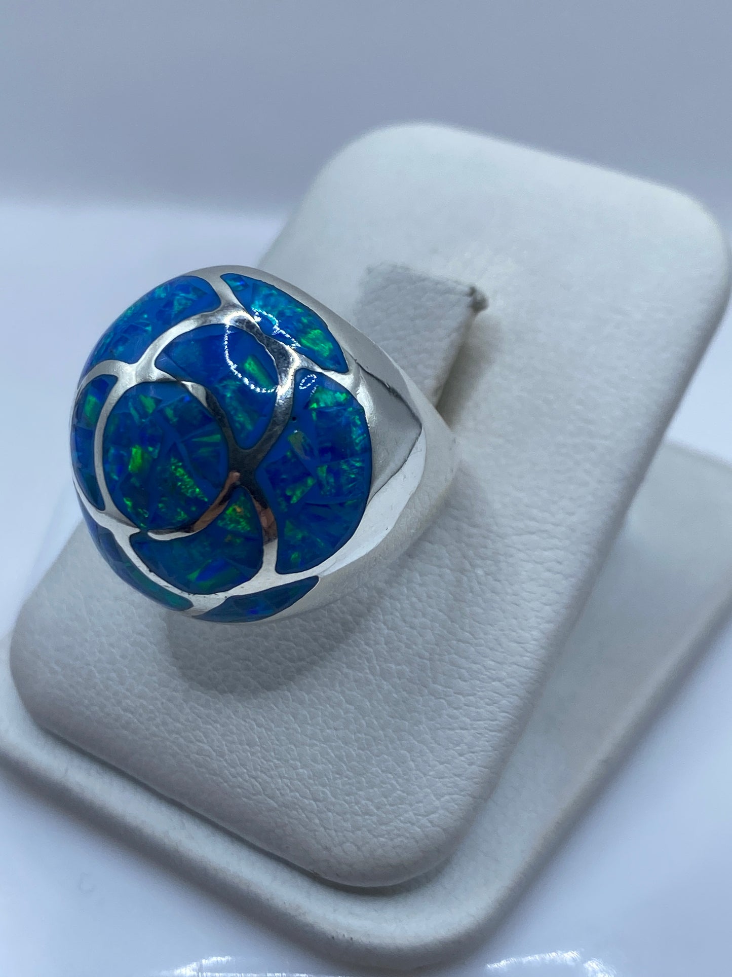 Detalle del ópalo de fuego mostrando sus reflejos azules y verdes naturales