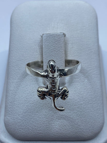 Anillo de plata con motivos etnográficos modelados a mano, visto de frente
