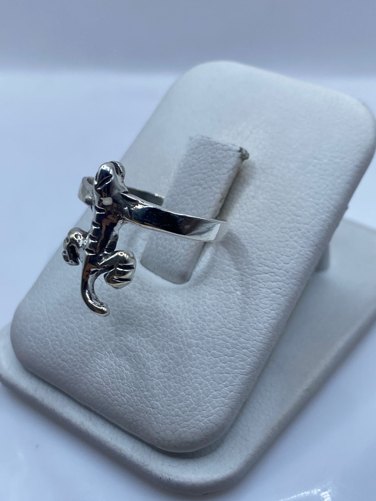 Detalle lateral del anillo étnico en plata .925 mostrando el acabado pulido