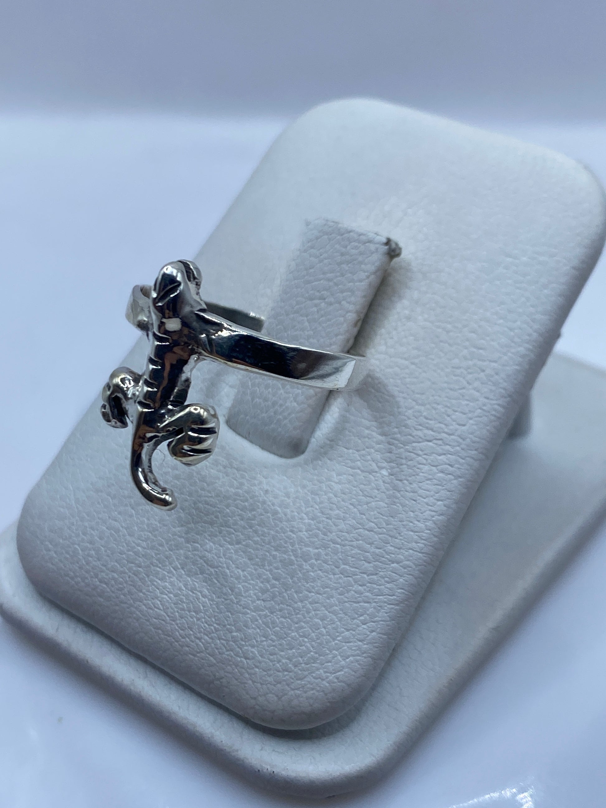 Detalle lateral del anillo étnico en plata .925 mostrando el acabado pulido