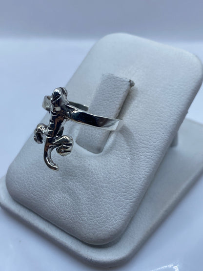 Detalle lateral del anillo étnico en plata .925 mostrando el acabado pulido