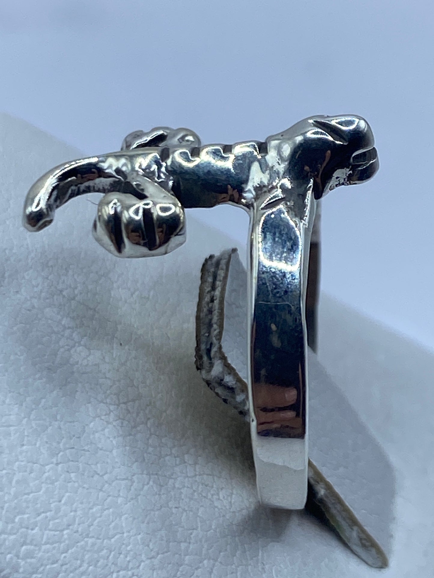 Anillo unisex sobre dedo mostrando el diseño geométrico ancestral