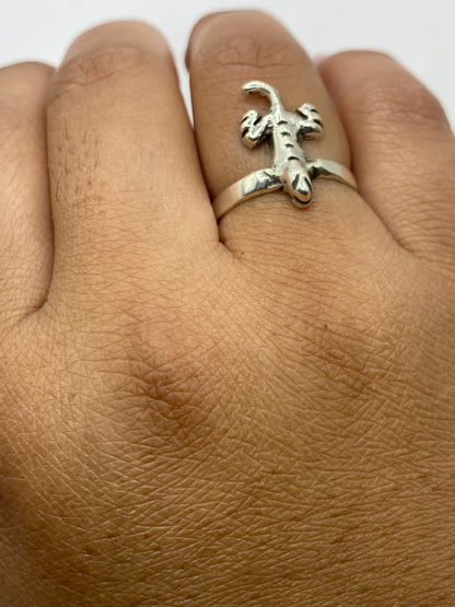 Anillo en plata sobre fondo blanco con sello 925 MEXICO visible