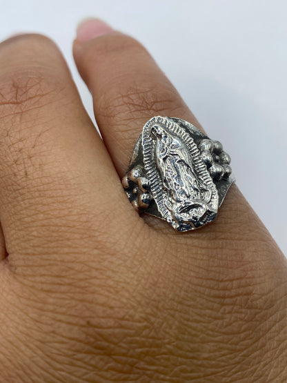 Anillo de devoción sobre fondo blanco mostrando el sello .925 MEXICO