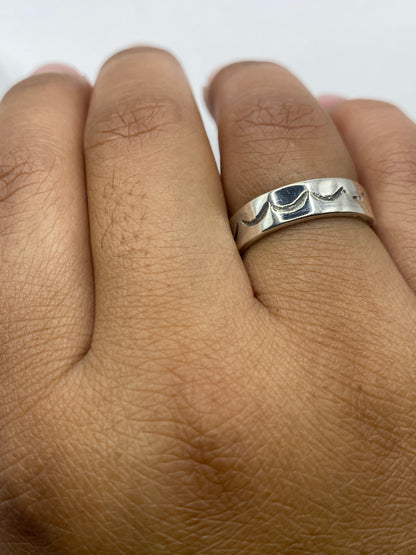 Anillo de plata sobre fondo blanco resaltando la textura de ondas