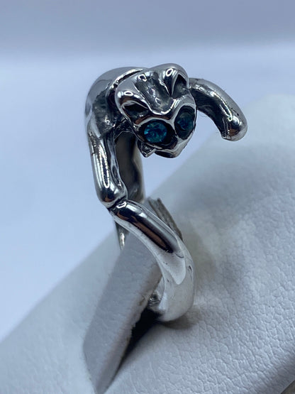 Vista frontal del anillo escultural mostrando el engaste a mano y el fuego de la circonia