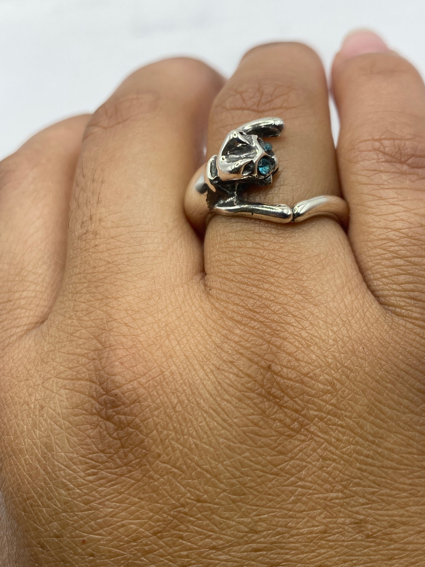Anillo mano sobre fondo neutro mostrando el peso de 6.2g y el sello .925 MEXICO