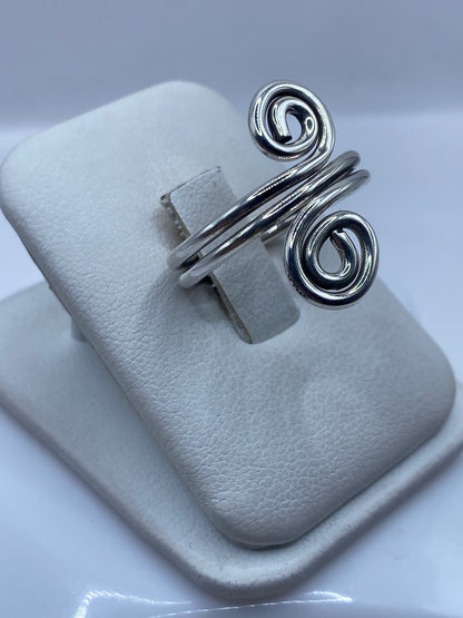 Anillo anti-ansiedad giratorio de plata pura en mano, mostrando movimiento suave