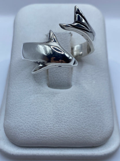 Anillo delfín de plata .925 ajustable sobre fondo blanco mostrando relieve detallado