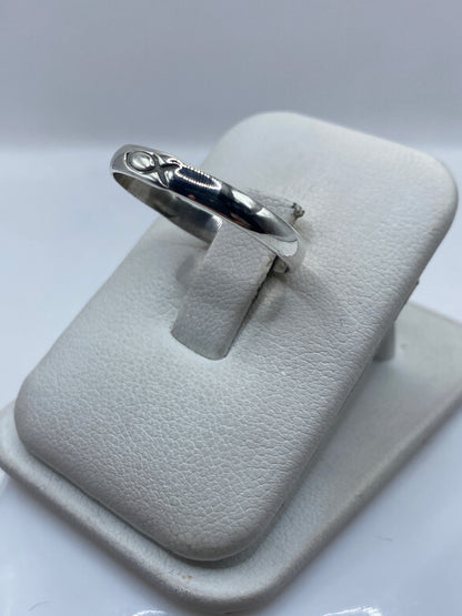 Anillo banda de plata .925 visto desde el lateral, mostrando el acabado pulido