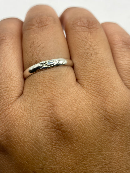 Anillo band sobre fondo blanco mostrando el sello 925 MEXICO en el interior