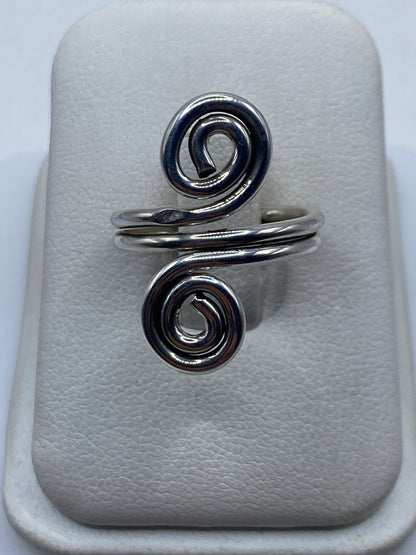 Anillo de plata espiral doble giratorio en caja de presentación blanca