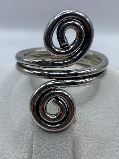 Anillo espiral de plata .925 puesto en la mano de una mujer