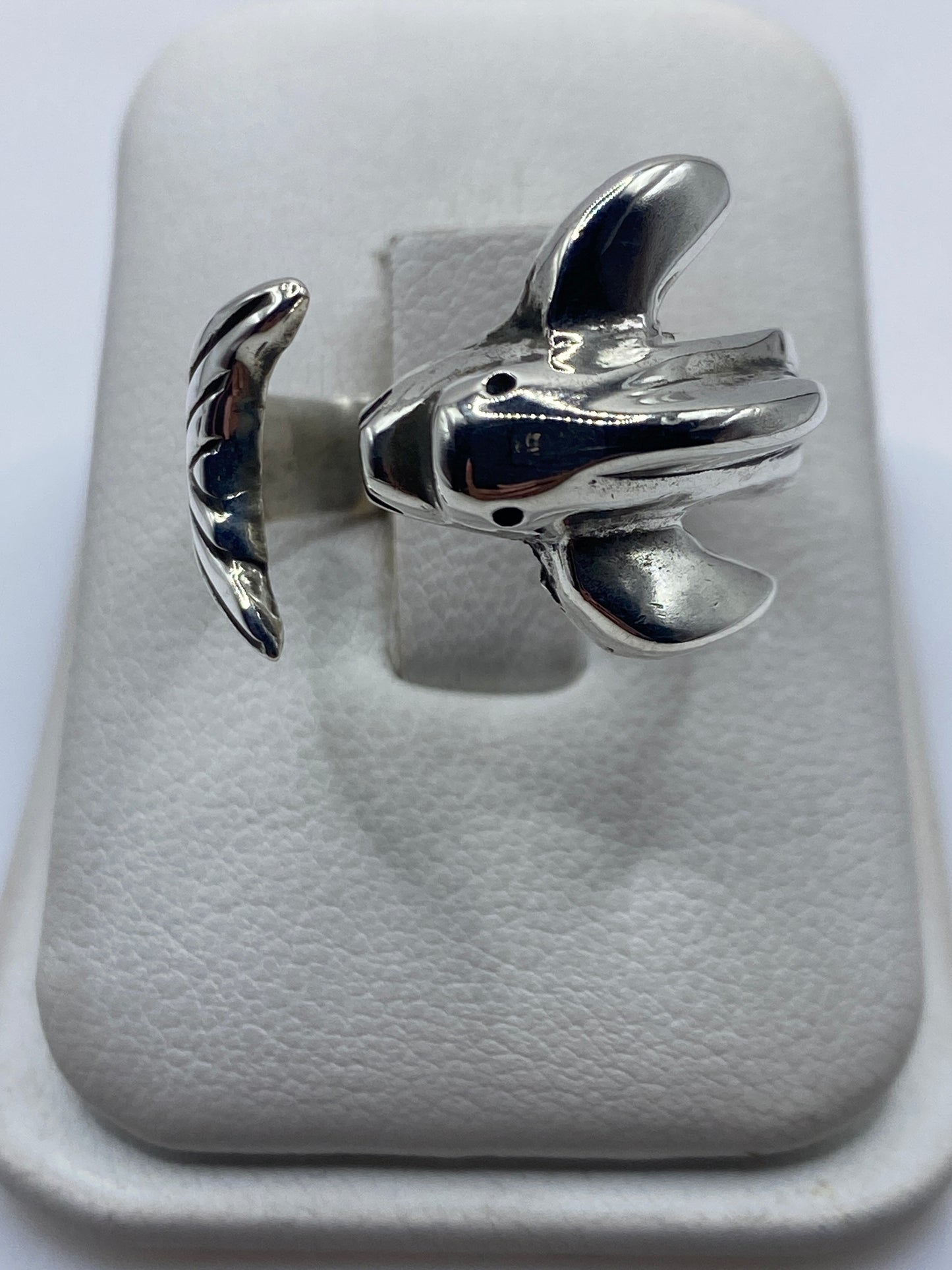 Anillo de plata cabeza de lobo ajustable, vista frontal mostrando detalles del relieve en Taxco