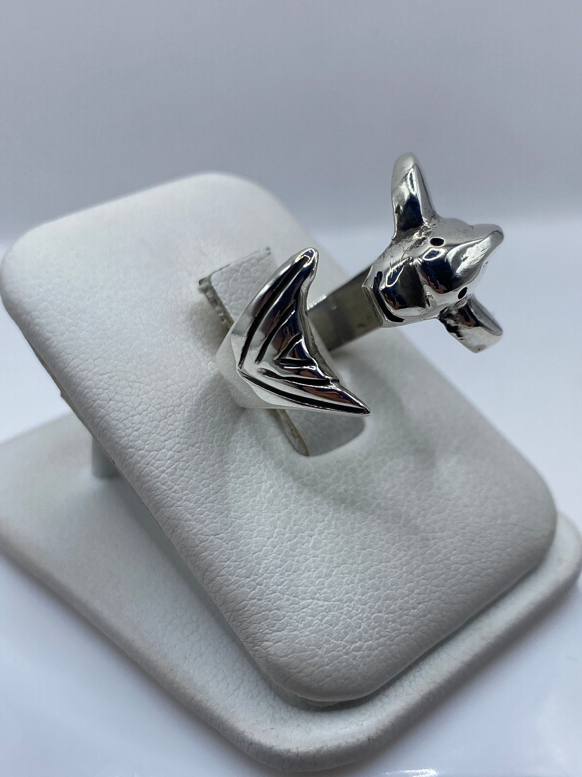 Anillo forge de plata .925 en la mano, talla ajustable, diseño unisex statement