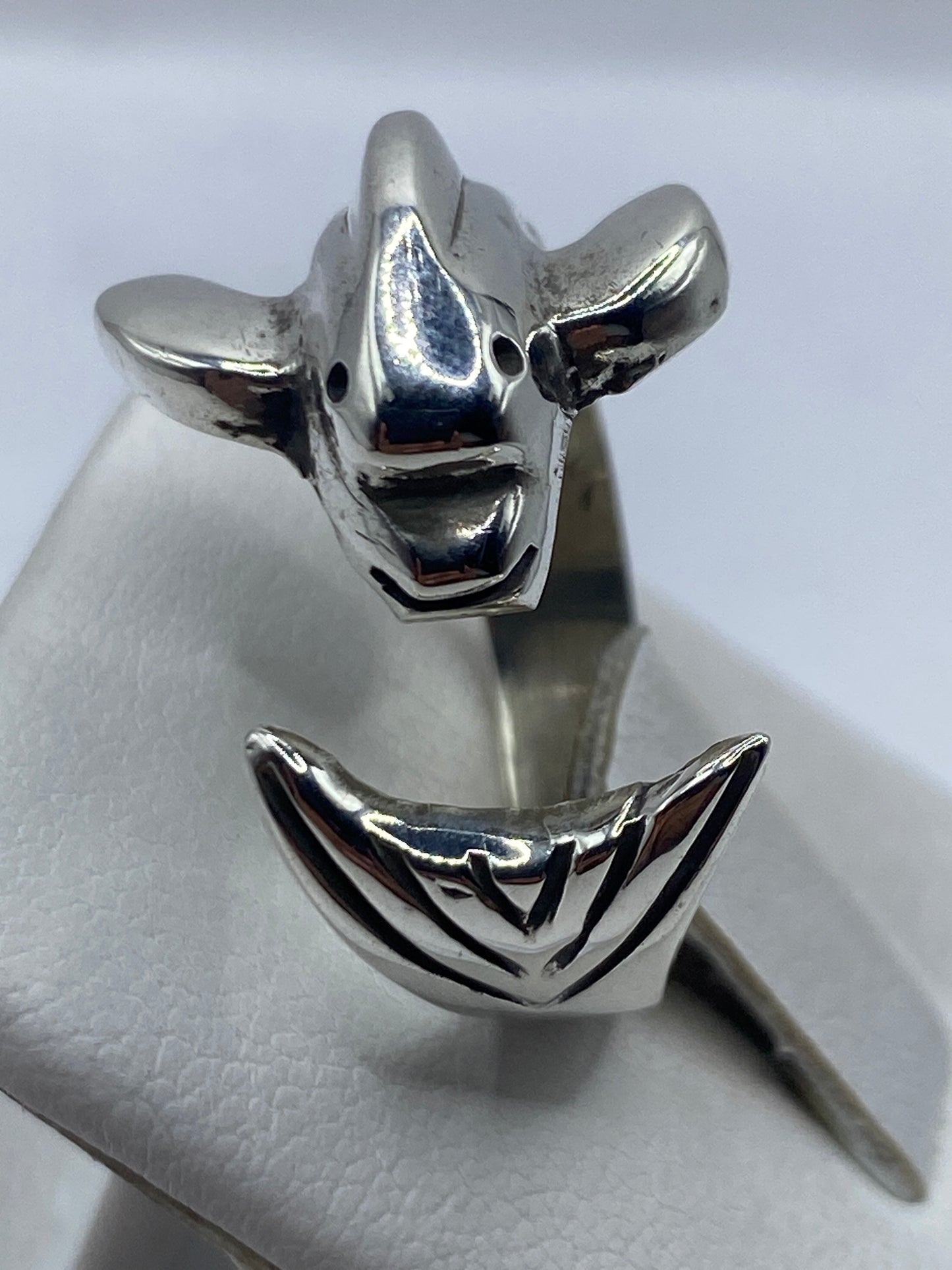 Detalle de la fundición y pulido artesanal de la cabeza de lobo en plata maciza