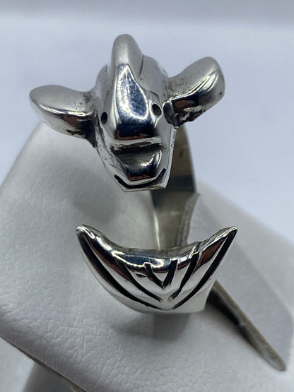 Detalle de la fundición y pulido artesanal de la cabeza de lobo en plata maciza